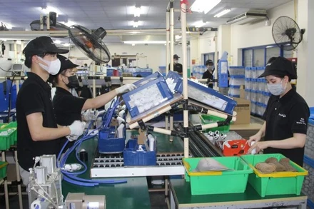 Hoạt động sản xuất tại Công ty trách nhiệm hữu hạn Takagi Việt Nam, khu công nghiệp Thăng Long II, tỉnh Hưng Yên.