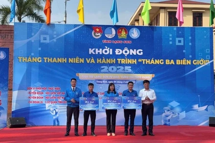 Lãnh đạo Tỉnh đoàn Lạng Sơn trao kinh phí hỗ trợ xây dựng các công trình thanh niên tại huyện Tràng Định.
