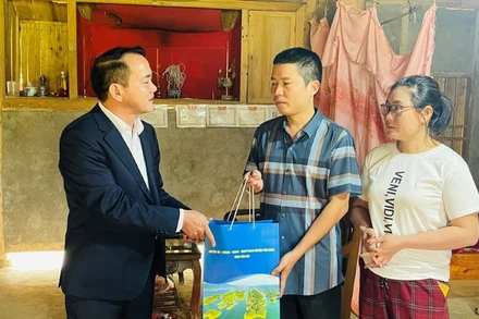 Phó Chủ tịch Ủy ban nhân dân huyện Yên Bình Lã Tuấn Hưng trao quà và động viên hộ gia đình anh Đỗ Văn Khương, xã Xuân Lai đã di dời nhà ở nhường đất cho dự án đường điện 500kV.