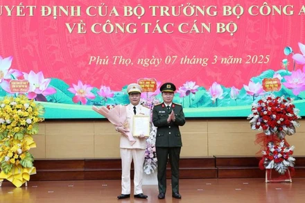 Lãnh đạo Công an tỉnh Phú Thọ trao Quyết định và tặng hoa chúc mừng Thượng tá Bùi Quang Khoa.