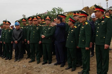 Đại tướng Phan Văn Giang kiểm tra tiến độ xây dựng cầu Phong Châu mới.