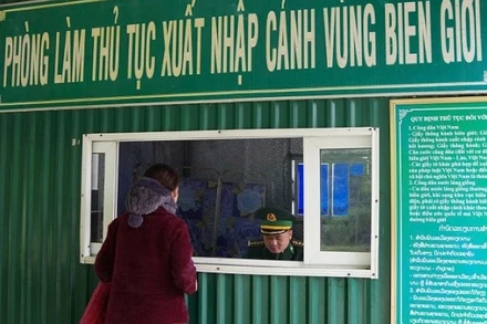 Người dân làm thủ tục qua cửa khẩu phụ Thông Thụ-Nậm Táy.