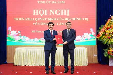 Đồng chí Lê Minh Hưng, Ủy viên Bộ Chính trị, Bí thư Trung ương Đảng, Trưởng Ban Tổ chức Trung ương trao quyết định của Bộ Chính trị về chuẩn y chức danh Bí thư Tỉnh ủy đối với đồng chí Trương Quốc Huy.