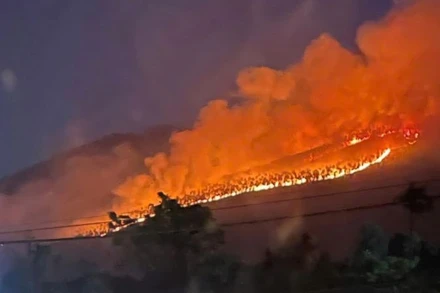 Ngọn lửa lan rộng trên núi. (Ảnh do người dân cung cấp)