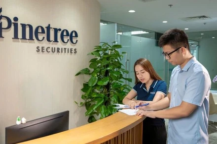 Khách hàng đang giao dịch tại công ty chứng khoán.