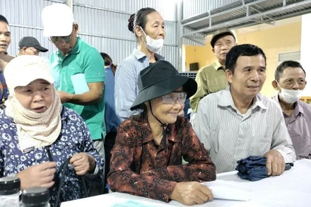 Người dân được các chuyên gia Y tế khám và tư vấn sức khỏe ngày 11/5. (Ảnh: VĂN LÚA)