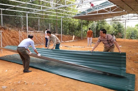 Người dân xã Yên Kiện tự nguyện tháo dỡ các công trình vi phạm.