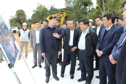 Phó Thủ tướng Chính phủ Nguyễn Chí Dũng kiểm tra dự án đường nối giữa cao tốc Tuyên Quang-Phú Thọ với cao tốc Nội Bài-Lào Cai.