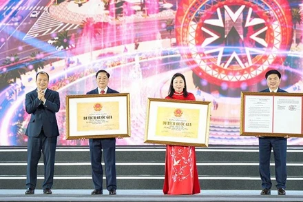 Đồng chí Lê Hải Bình, Thứ trưởng Văn hóa, Thể thao và Du lịch trao các quyết định công nhận 3 Bảo vật quốc gia và 2 Di tích cấp quốc gia cho tỉnh Hà Nam.