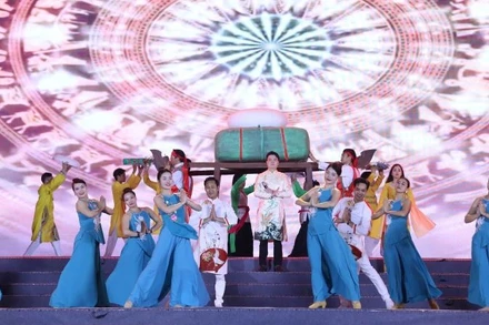 Chương trình nghệ thuật với nhiều tiết mục tái hiện những nghi thức thời Hùng Vương dựng nước. 