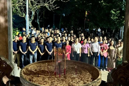 Du khách dâng hương tại Đền Thượng.