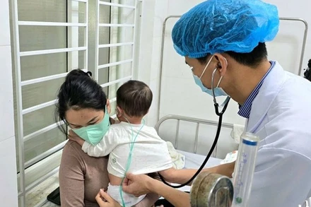 Bác sĩ Khoa Bệnh Nhiệt đới (Bệnh viện Sản-Nhi Nghệ An) khám cho bệnh nhi mắc sởi.