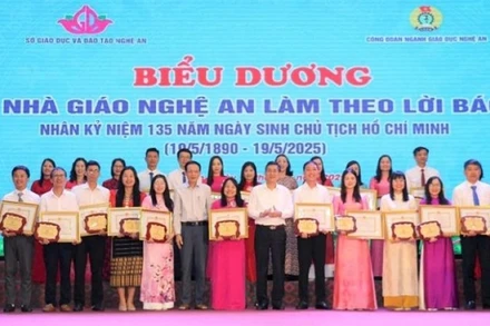 Biểu dương, tặng giấy khen cho các giáo viên tiêu biểu làm theo lời Bác. (Ảnh: MỸ HÀ)