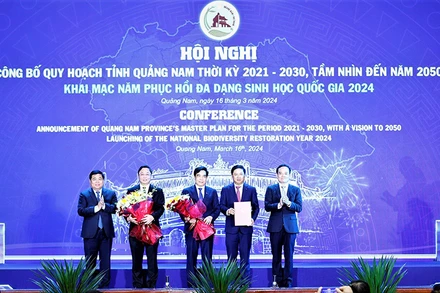 Phó Thủ tướng Trần Lưu Quang trao quyết định phê duyệt Quy hoạch tỉnh Quảng Nam thời kỳ 2021-2030, tầm nhìn đến năm 2050 cho tỉnh Quảng Nam