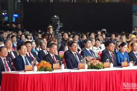 Các đồng chí lãnh đạo Trung ương và địa phương dự Lễ kỷ niệm 50 năm Ngày giải phóng tỉnh Quảng Nam và 95 năm Ngày thành lập Đảng bộ tỉnh Quảng Nam.