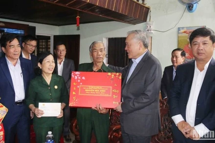 Phó Thủ tướng Thường trực Chính phủ Nguyễn Hòa Bình tặng quà, chúc Tết ông Nguyễn Xuân Ngọc, thương binh hạng ¼ ở phường Vĩnh Điện, thị xã Điện Bàn.