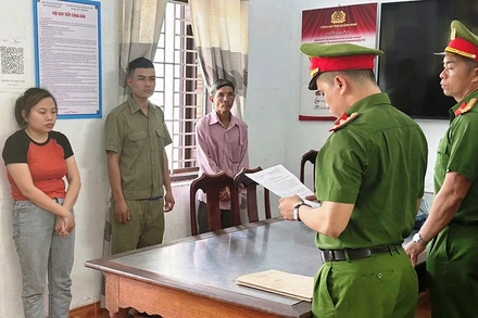 Công an thành phố Tam Kỳ thi hành lệnh bắt tạm giam đối với Võ Thị Hoa.