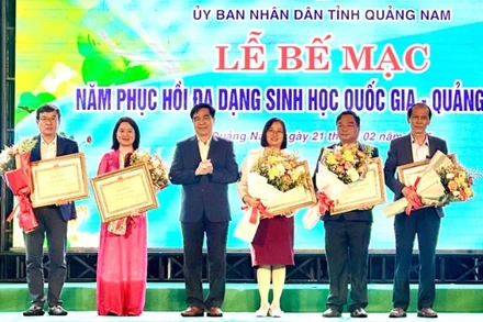 Chủ tịch Ủy ban nhân dân tỉnh Lê Văn Dũng trao Bằng khen của Ủy ban nhân dân tỉnh tặng các tập thể có thành tích xuất sắc trong tổ chức các hoạt động của Năm phục hồi đa dạng sinh học quốc gia - Quảng Nam 2024. 