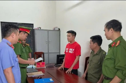 Công an đọc lệnh khởi tố, bắt tạm giam đối với Mai Văn Dưỡng, chủ tiktoker Dưỡng Dướng Dường.