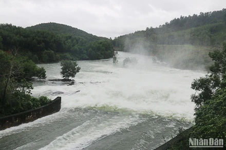 Hồ thủy lợi Phú Ninh bắt đầu vận hành, điều tiết nước để đón lũ.