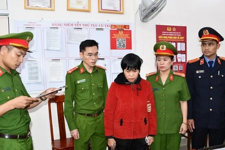 Cơ quan Cảnh sát điều tra Công an tỉnh Quảng Nam tống đạt các quyết định khởi tố, bắt tạm giam đối với T.T.T.N.