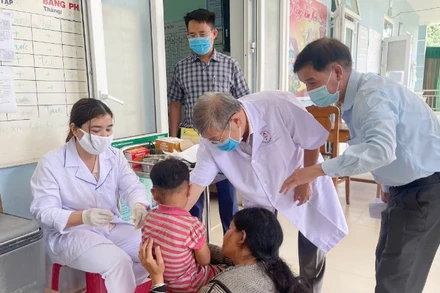 Huyện Nam Trà My phấn đấu đến ngày 16/3 sẽ hoàn thành tiêm vaccine sởi cho trẻ