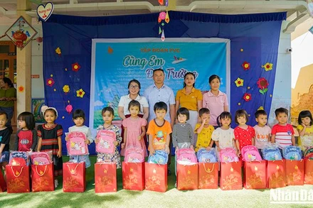 Đại diện FVG trao quà tại điểm trường mầm non Hướng Dương, xã Mà Cooih (huyện Đông Giang).