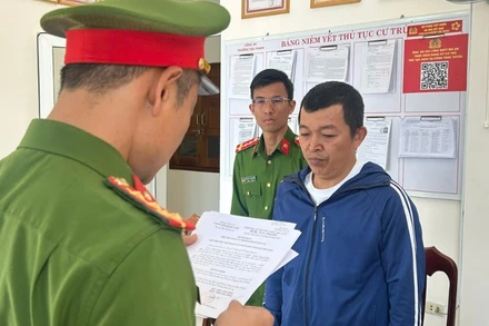 Cơ quan chức năng tống đạt các quyết định đối với bị can Lê Tấn Gia.