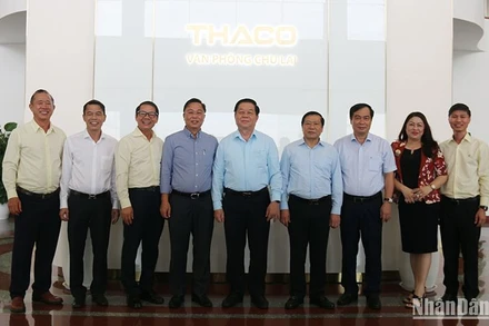 Đồng chí Nguyễn Trọng Nghĩa (giữa) dẫn đầu Đoàn công tác Ban Tuyên giáo Trung ương tham quan Khu công nghiệp Thaco Chu Lai.