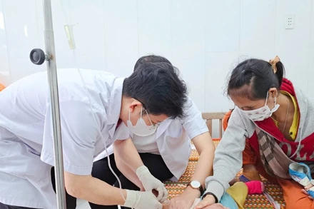 Nhiều trẻ em có triệu chứng sốt phát ban đã được Trạm Y tế xã Trà Leng tiếp nhận, điều trị.