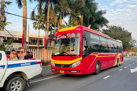 Công an tỉnh Quảng Nam lập biên bản xử phạt chủ phương tiện chở người vượt quá quy định.