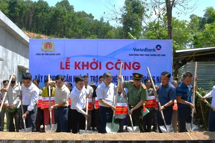 Các đại biểu thực hiện nghi thức động thổ xây dựng nhà cho bà Trần Thị Thìn, thôn 2, xã Phước Đức, huyện Phước Sơn.