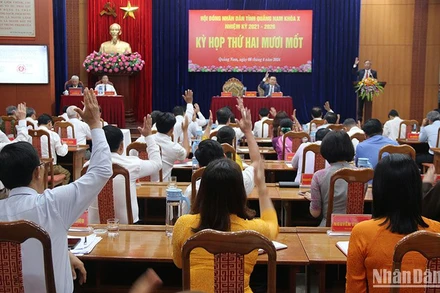 Đại biểu Hội đồng nhân dân tỉnh Quảng Nam biểu quyết miễn nhiệm nhiều cán bộ chủ chốt của tỉnh. 