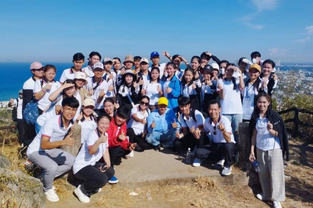 Các em lưu học sinh Lào học tại Trường Đại học Quảng Nam đi tìm hiểu thực tế.