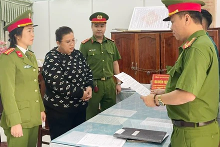 Tống đạt các quyết định khởi tố, bắt giam đối tượng Lê Thị Ngân Hà.