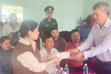 Phó Chủ tịch Ủy ban nhân dân tỉnh Quảng Nam Hồ Quang Bửu trao tiền hỗ trợ các gia đình có ngư dân gặp nạn trên biển.