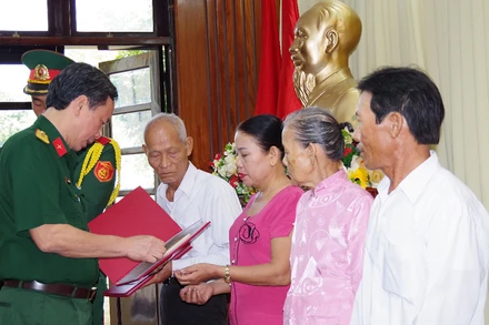 Trao di vật, kỷ vật của các liệt sĩ cho thân nhân và gia đình.