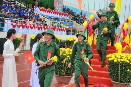 Hàng nghìn thanh niên Quảng Nam nô nức lên đường bảo vệ Tổ quốc.