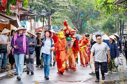 Khách quốc tế tham quan Khu phố cổ Hội An trong dịp Tết Dương lịch 2024.