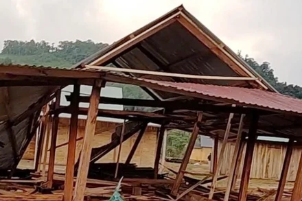 Một nhà dân tại thôn Da'ding bị hư hỏng do mưa đá và gió mạnh.