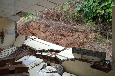 Mưa to làm quả đồi phía sau sạt lở, đổ xuống gây sập tường phòng học.