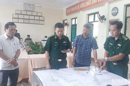 Ngay sau khi nhận được tin báo, Phó Chủ tịch Ủy ban nhân dân tỉnh Hồ Quang Bửu (mặc áo ca-rô) đã đến huyện Núi Thành để chỉ đạo công tác tìm kiếm nạn nhân mất tích trên biển