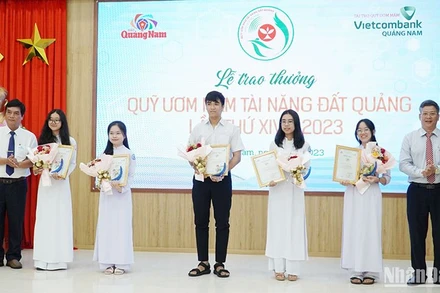 Quỹ ươm mầm tài năng đất Quảng trao thưởng cho các học sinh, sinh viên, thanh niên xuất sắc tiêu biểu.