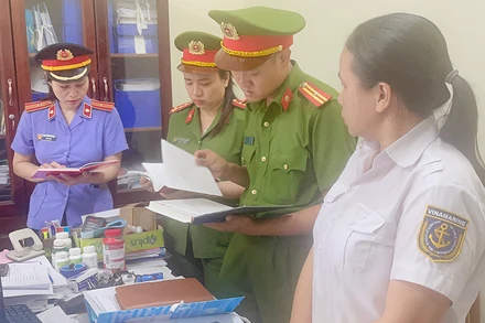 Cơ quan chức năng đọc quyết định bắt tạm giam các bị can để điều tra mở rộng, làm rõ hành vi tham ô tài sản.