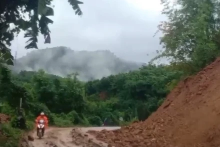 Tuyến đường trên địa bàn xã Trà Cang, huyện Nam Trà My bị sạt lở