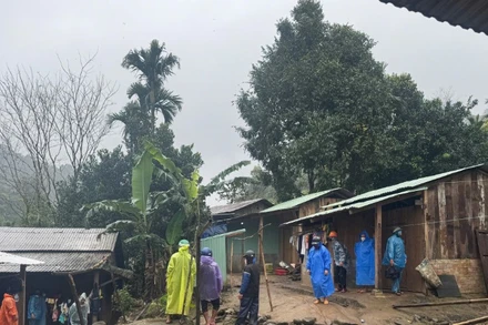 Đoàn công tác của Trung tâm Kiểm soát bệnh tật tỉnh Quảng Nam phối hợp với Trung tâm y tế huyện Nam Trà My và Trạm y tế xã Trà Leng rà soát, tăng cường triển khai các biện pháp phòng, chống bệnh sởi tại xã Trà Leng.