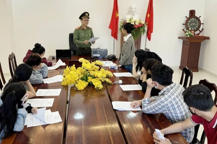 Cơ quan An ninh điều tra Công an tỉnh Quảng Nam thi hành quyết định khởi tố đối với các bị can.