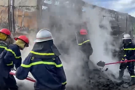 Lực lượng chức năng tổ chức dập tắt đám cháy.