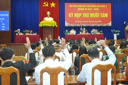 Đại biểu Hội đồng nhân dân tỉnh biểu quyết thông qua 26 nghị quyết.