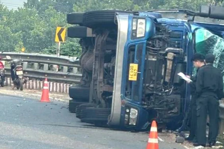 Xe tải bị lật hư hỏng nặng.